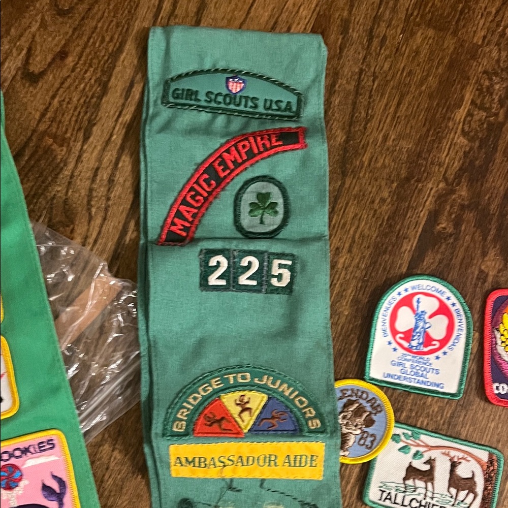 VINTAGE 70s 80s Green Girl Scouts Sash with Vintage Badges Patches - Picture 5 of 9